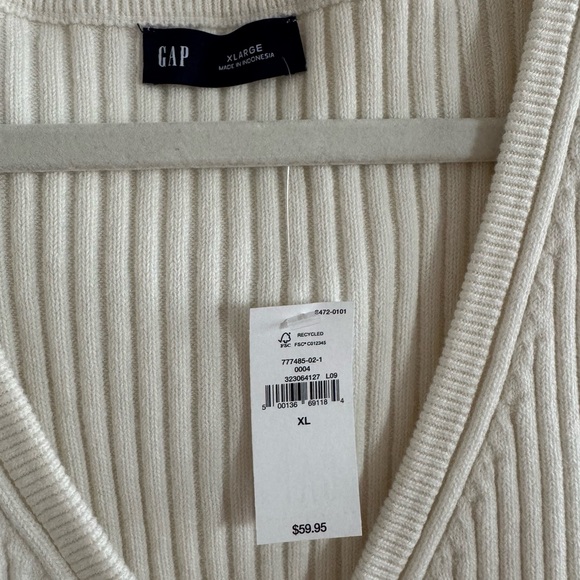 Gap Ribbed V-Neck Button-Up Top - Picture 6 of 7